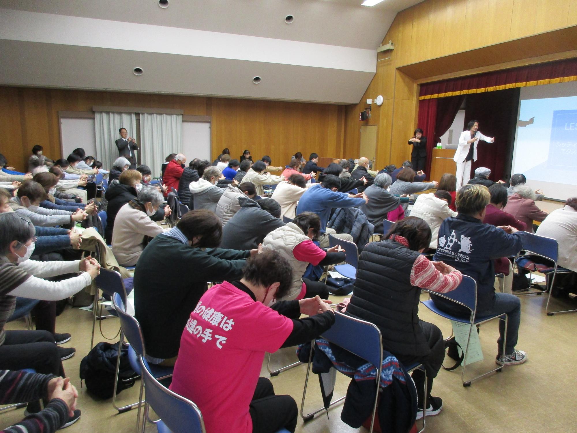 参加者全員でピラティスを実践している様子