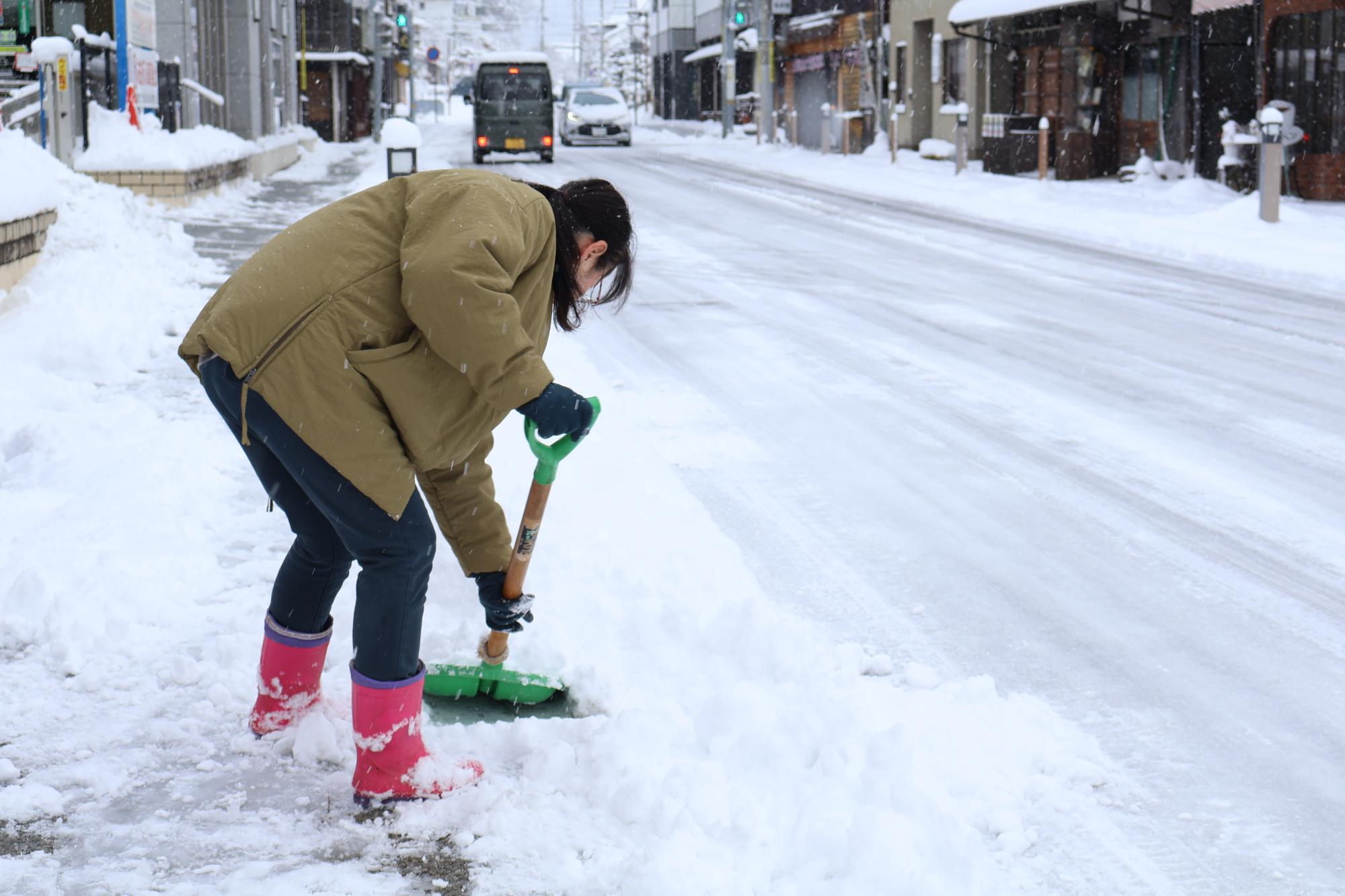 大雪のため、雪かきをする方