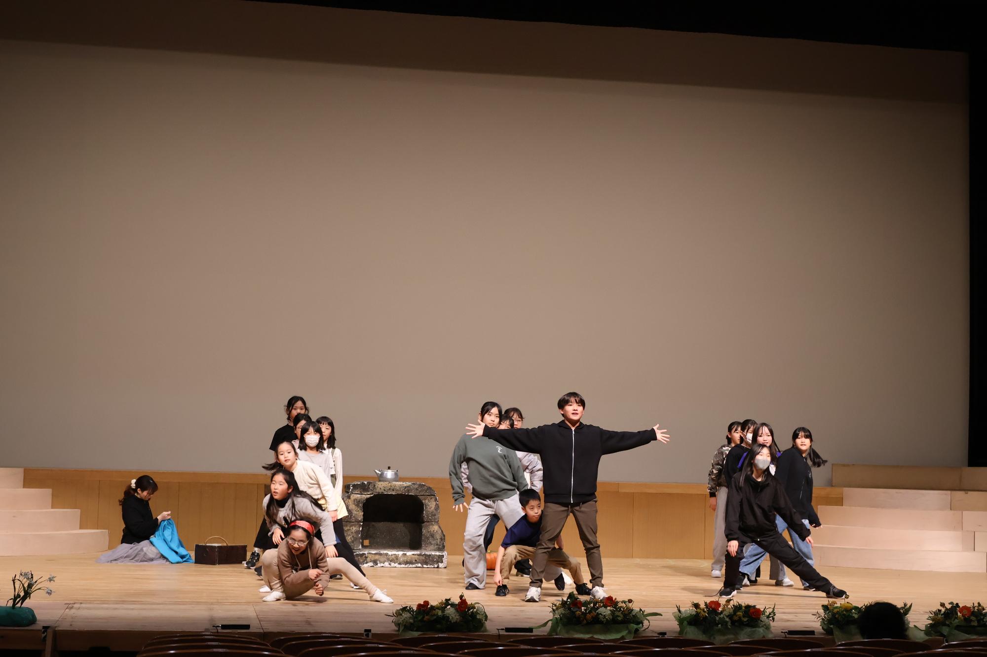 市民ミュージカル「シンデレラ」の様子