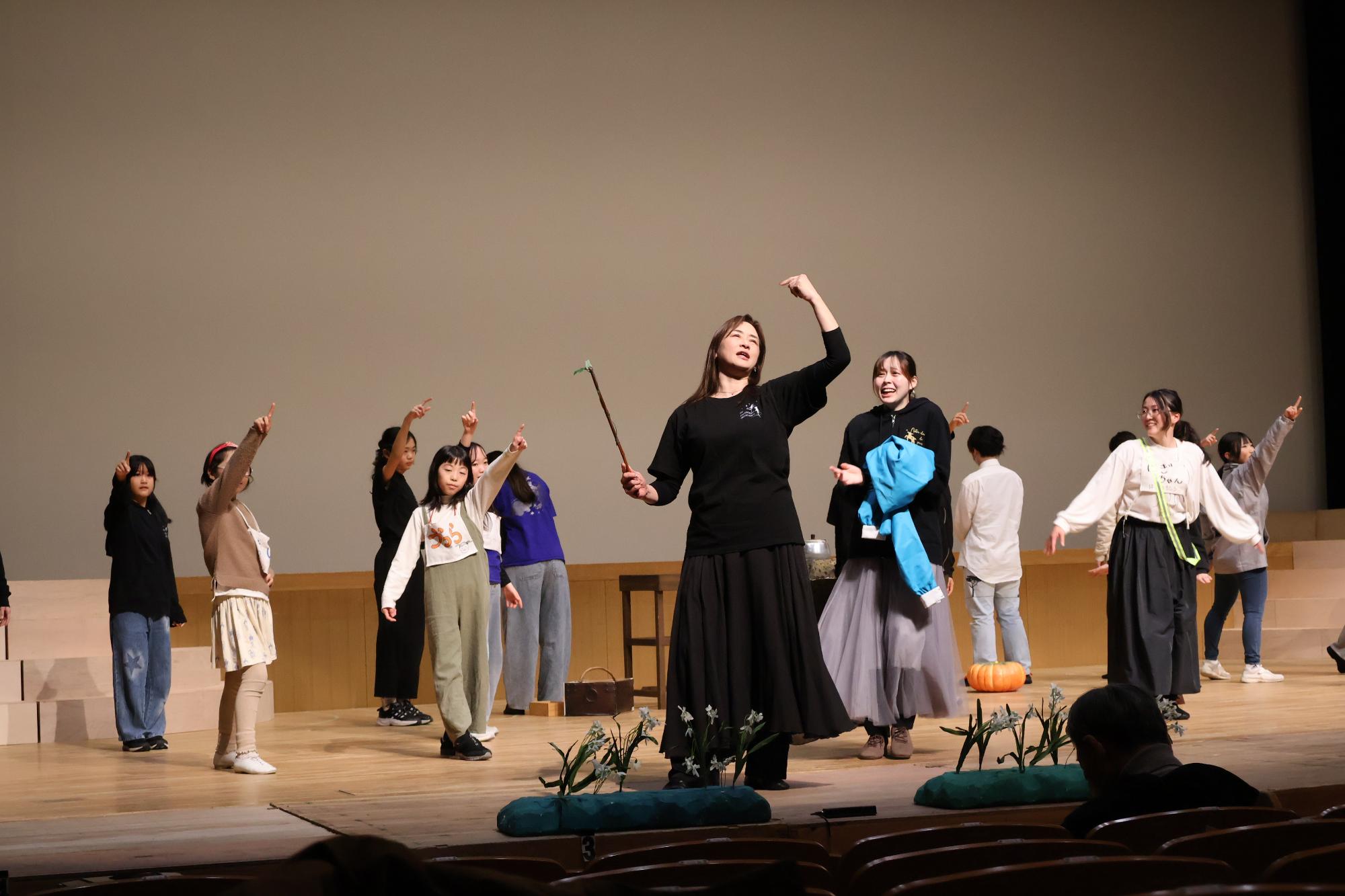 市民ミュージカル「シンデレラ」の様子