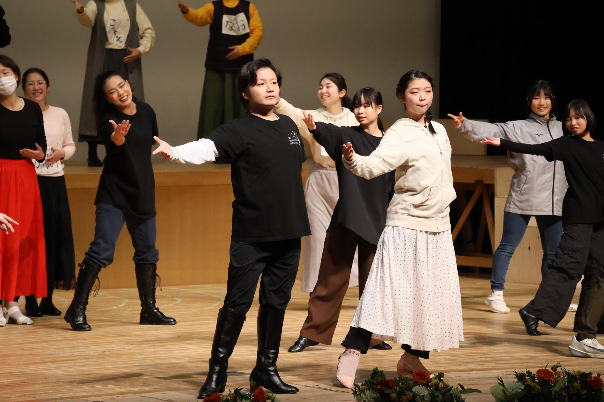 市民ミュージカル「シンデレラ」の様子