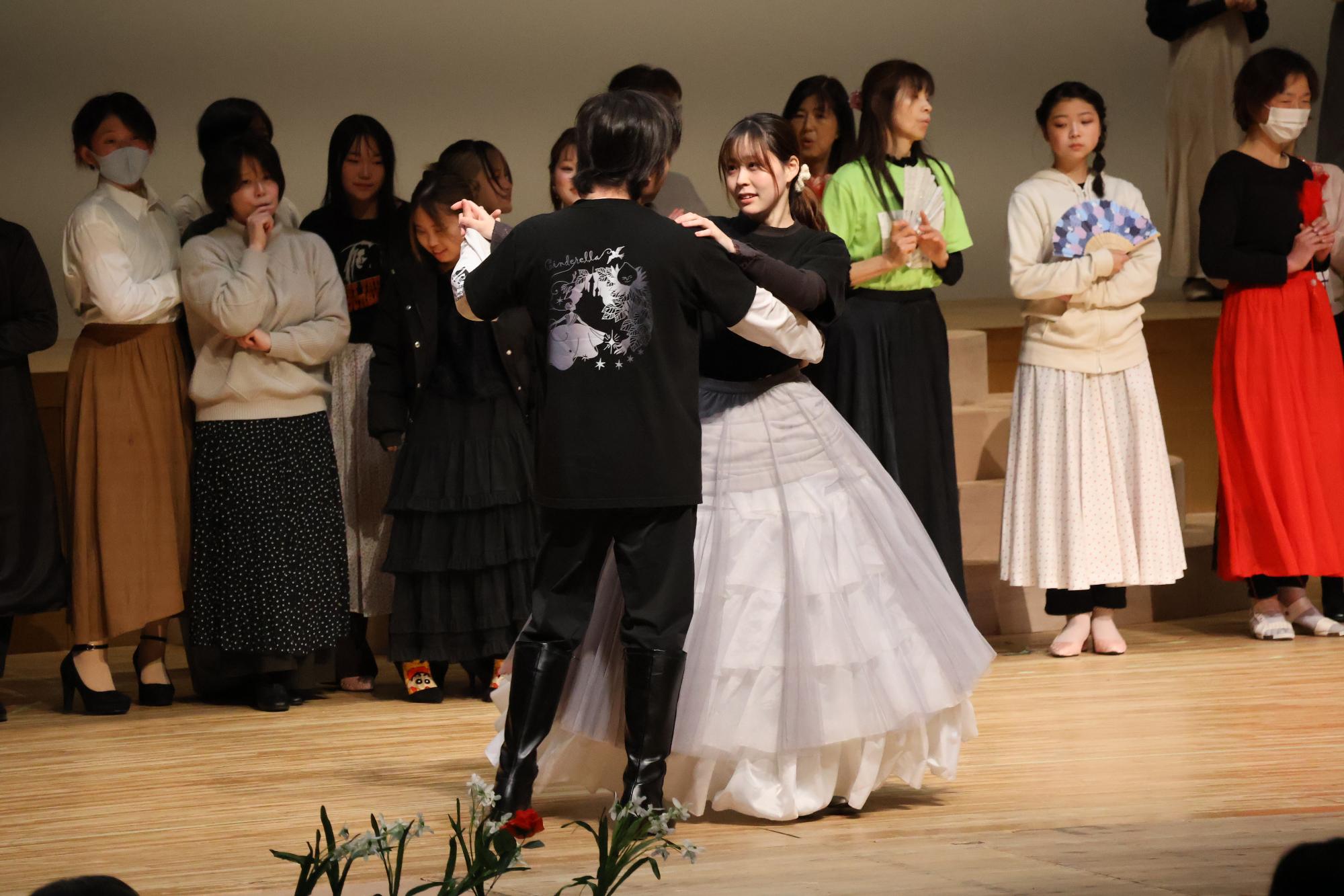 市民ミュージカル「シンデレラ」の様子