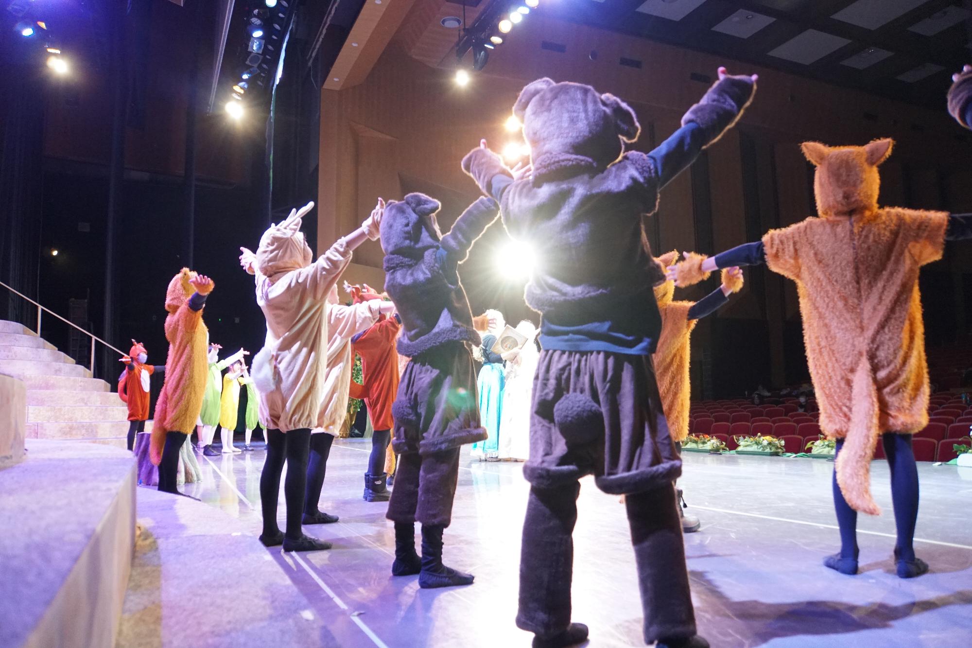 市民ミュージカル「シンデレラ」の様子