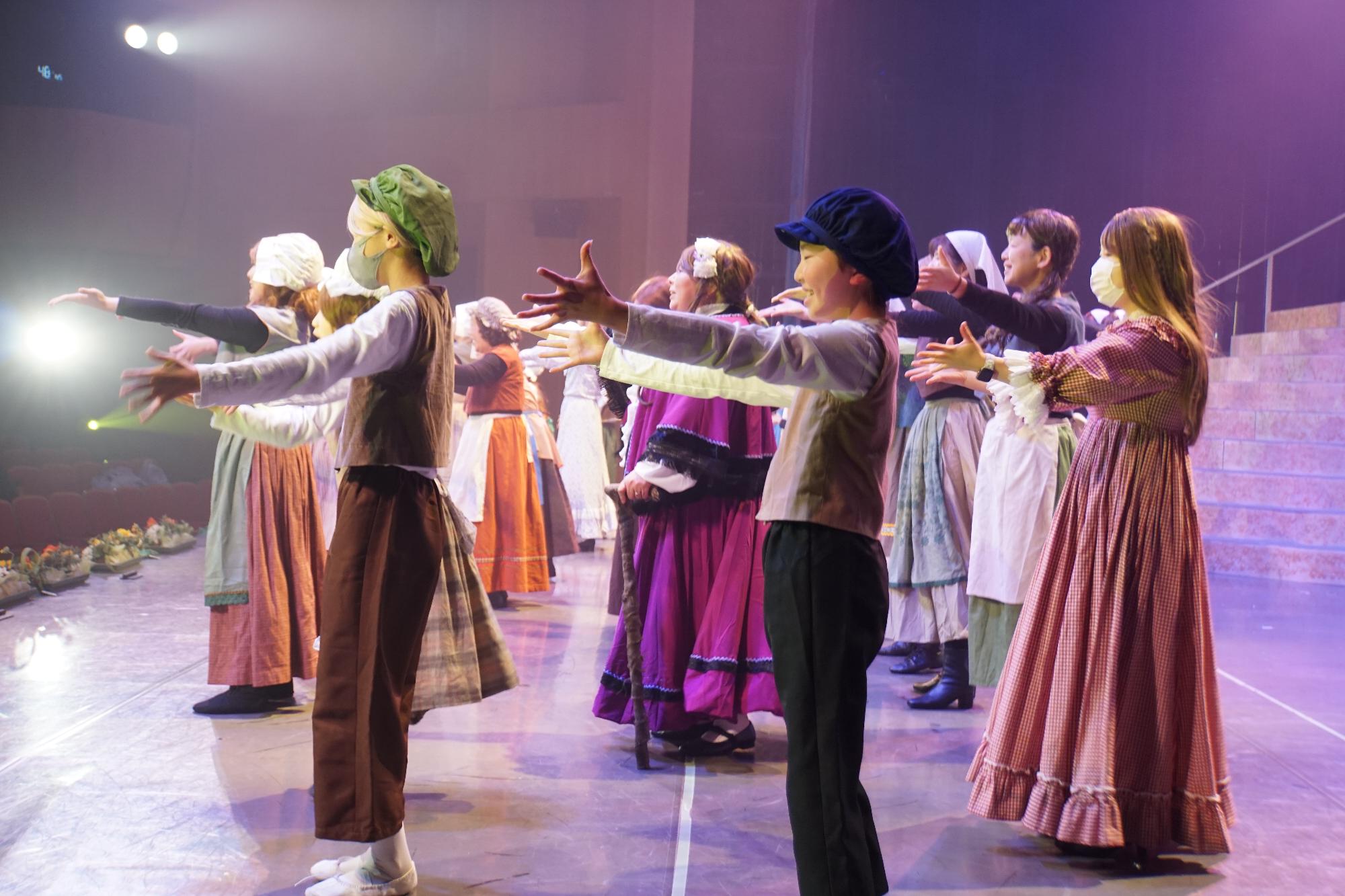 市民ミュージカル「シンデレラ」の様子