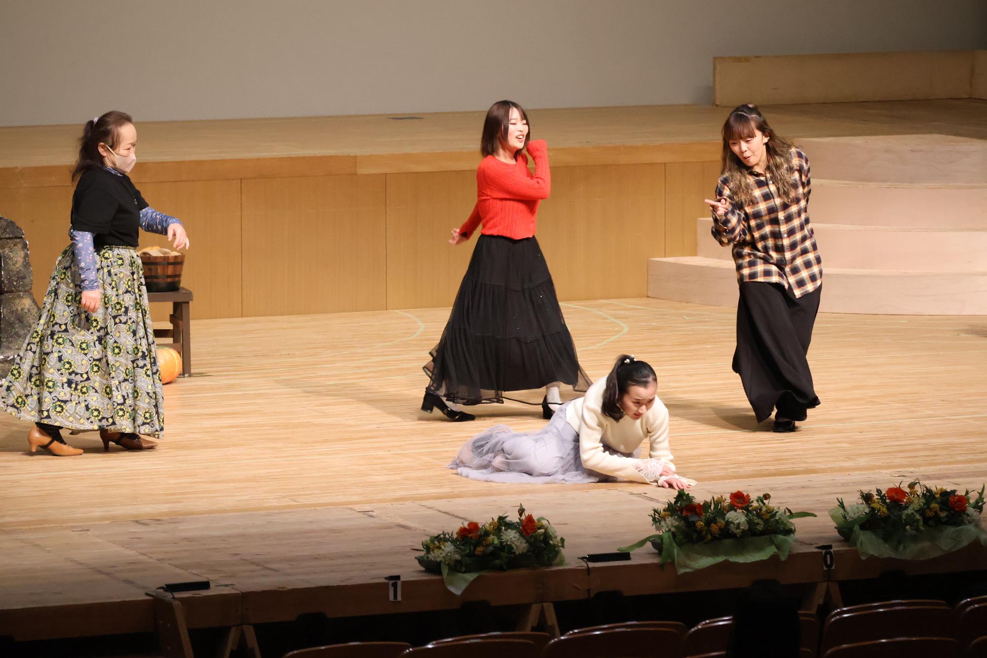 市民ミュージカル「シンデレラ」の様子