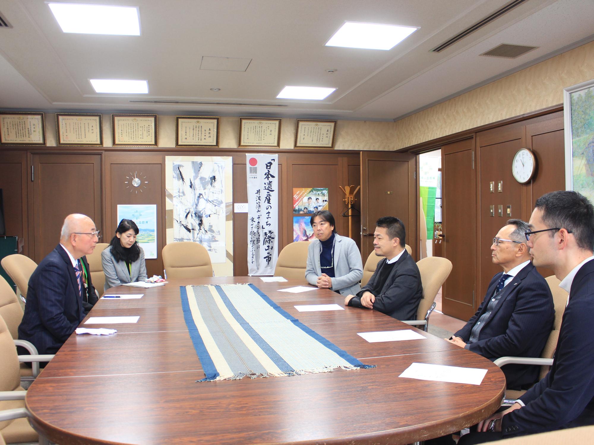 紺綬褒章伝達式の様子