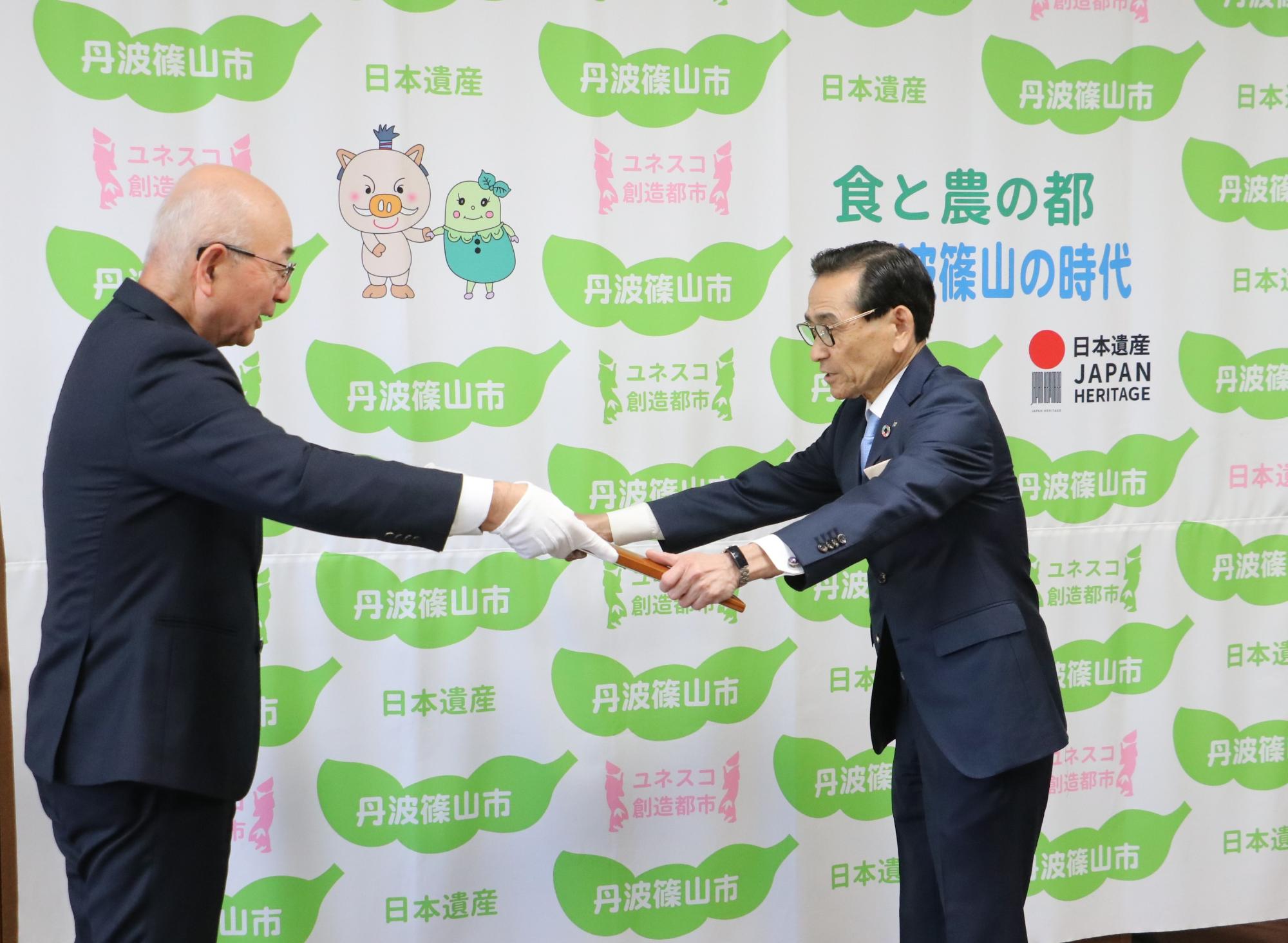 紺綬褒章伝達式の様子