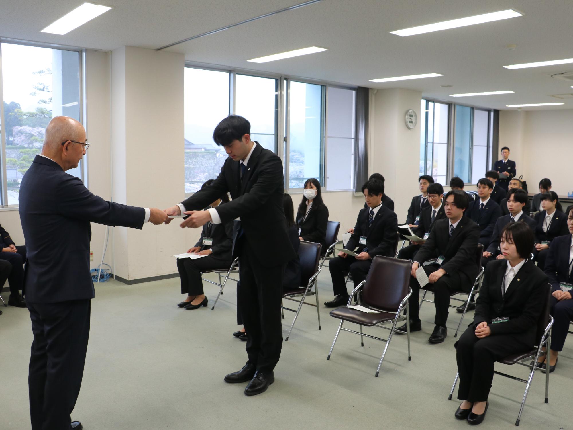 辞令交付式の様子