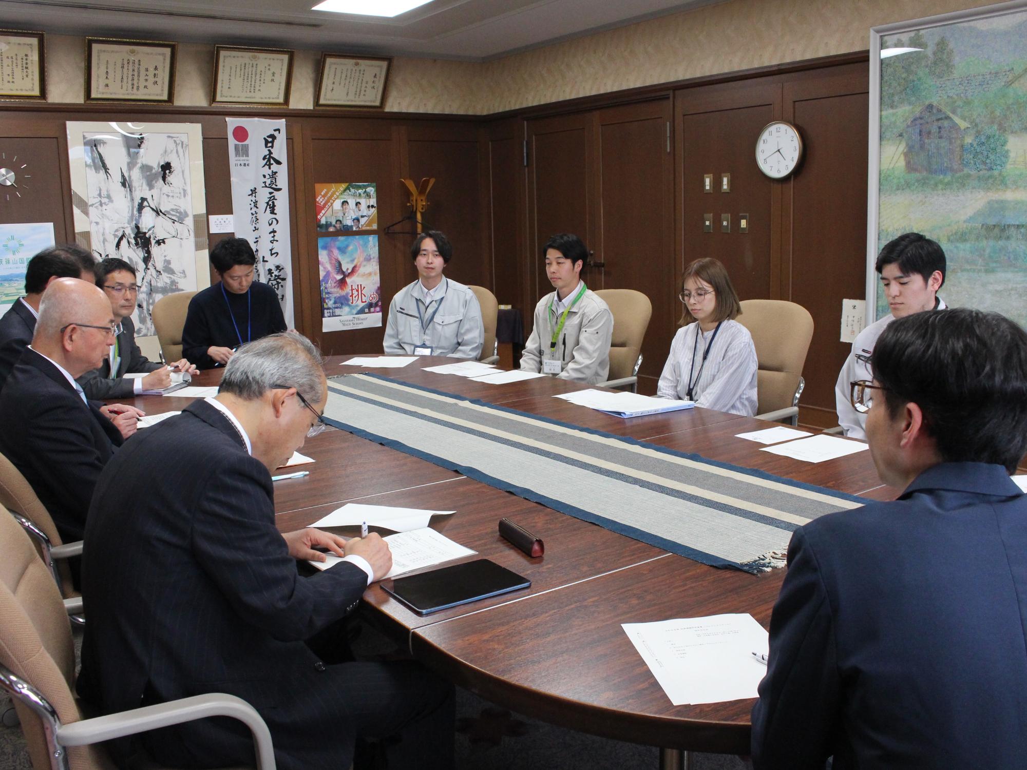 「駅のにぎわい創出」プロジェクト辞令交付式の様子