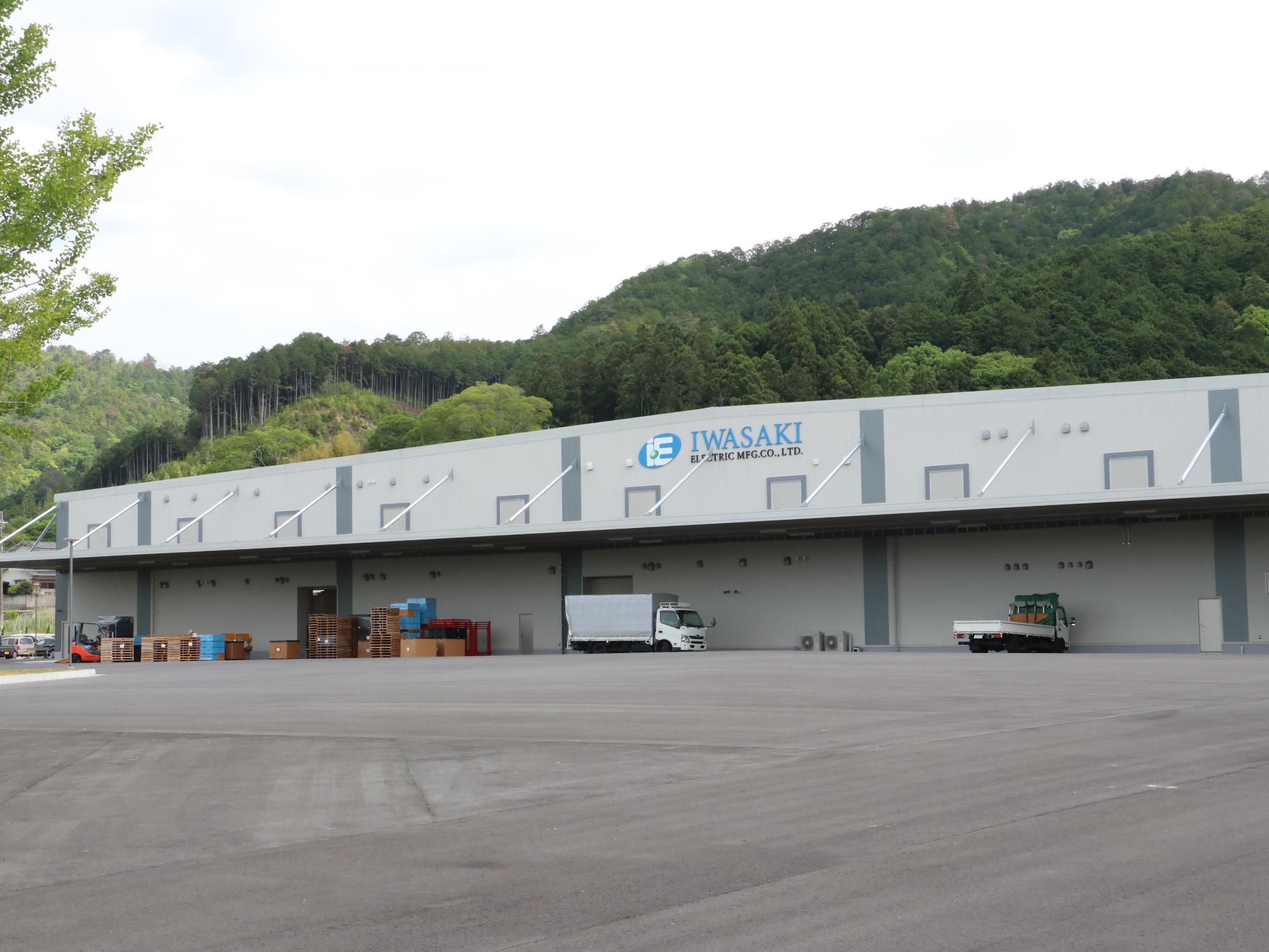 株式会社岩崎電機製作所の新工場竣工式の様子