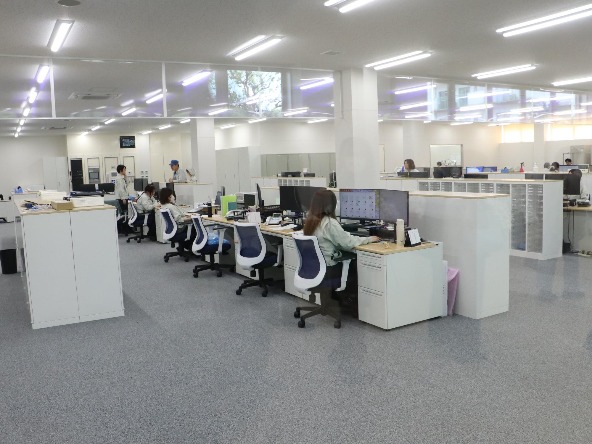 株式会社岩崎電機製作所の新工場竣工式の様子