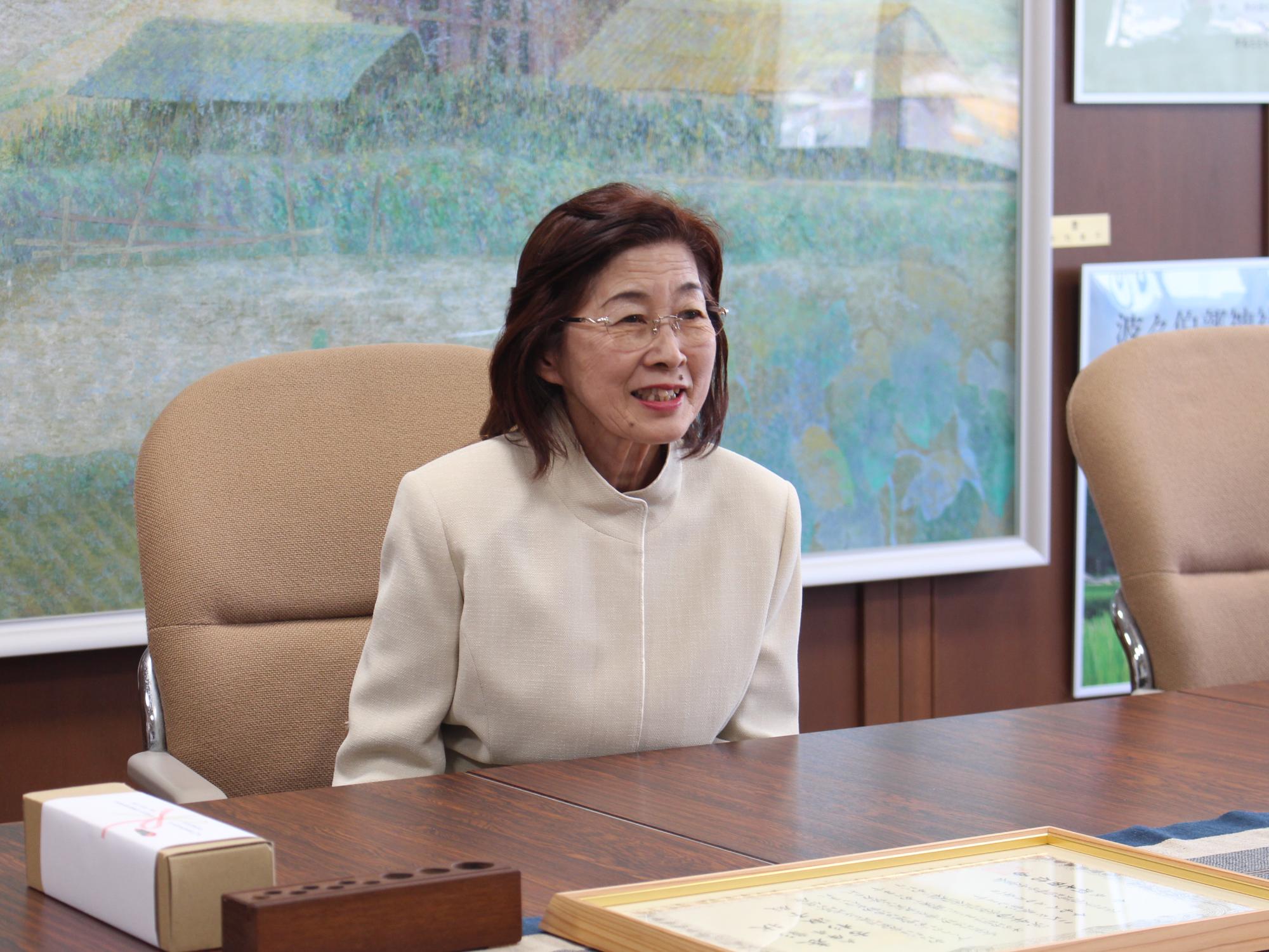 味間愛育班の古杉淑子さんが報告の様子