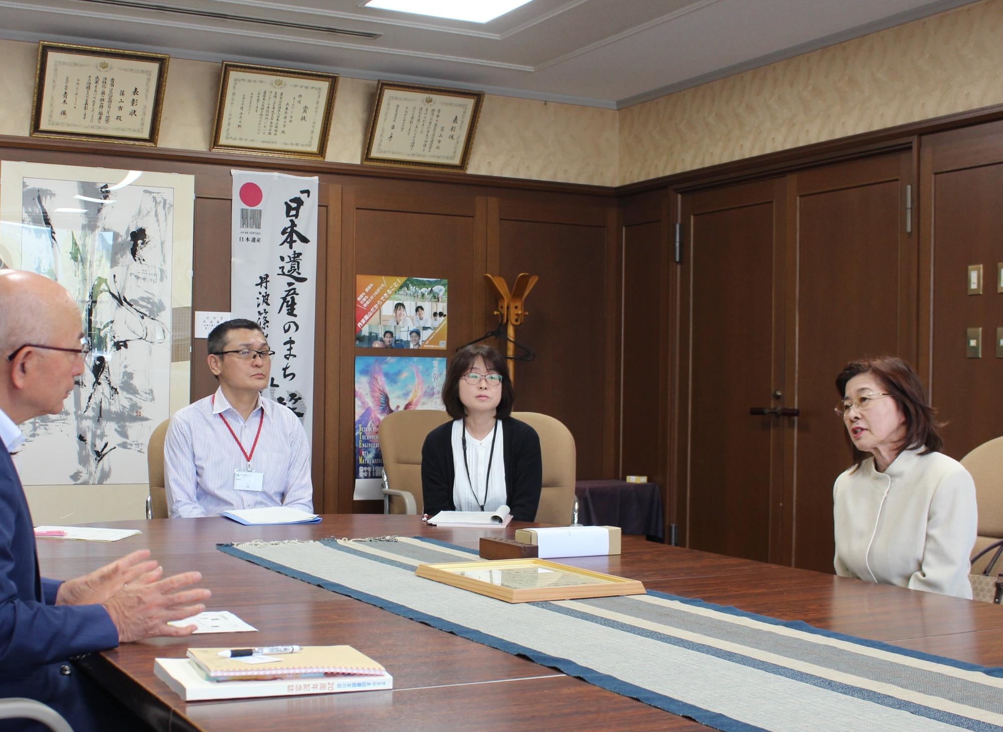 味間愛育班の古杉淑子さんが報告の様子