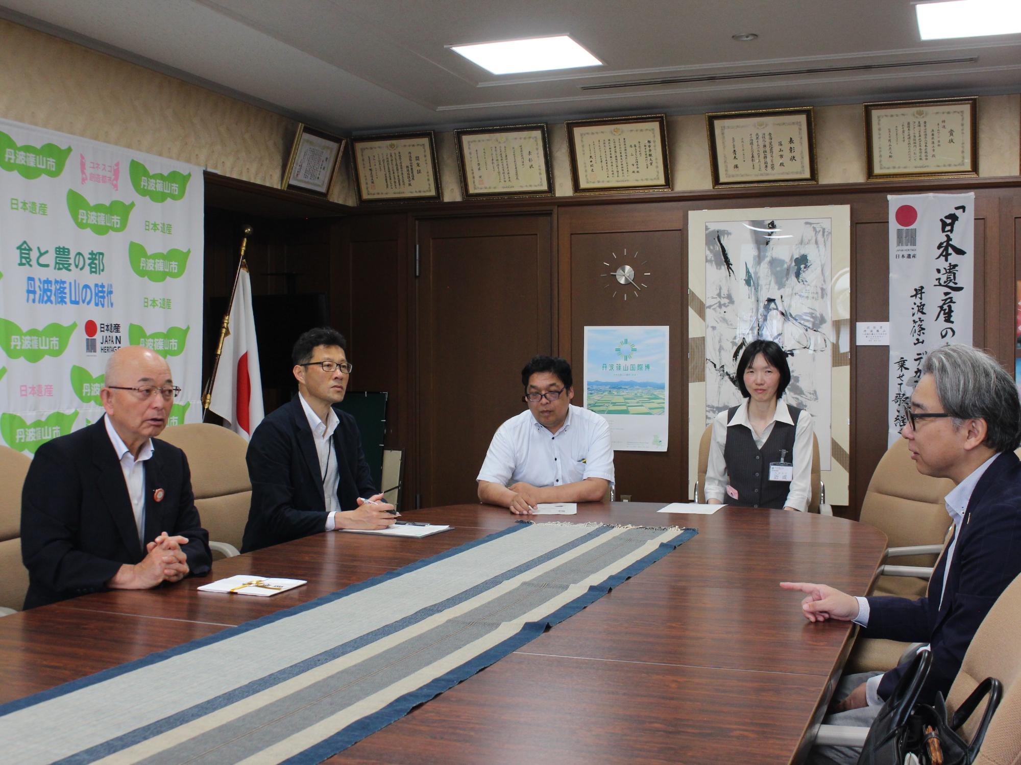 株式会社大市住宅産業様と創業者大前裕様からのご寄附の様子