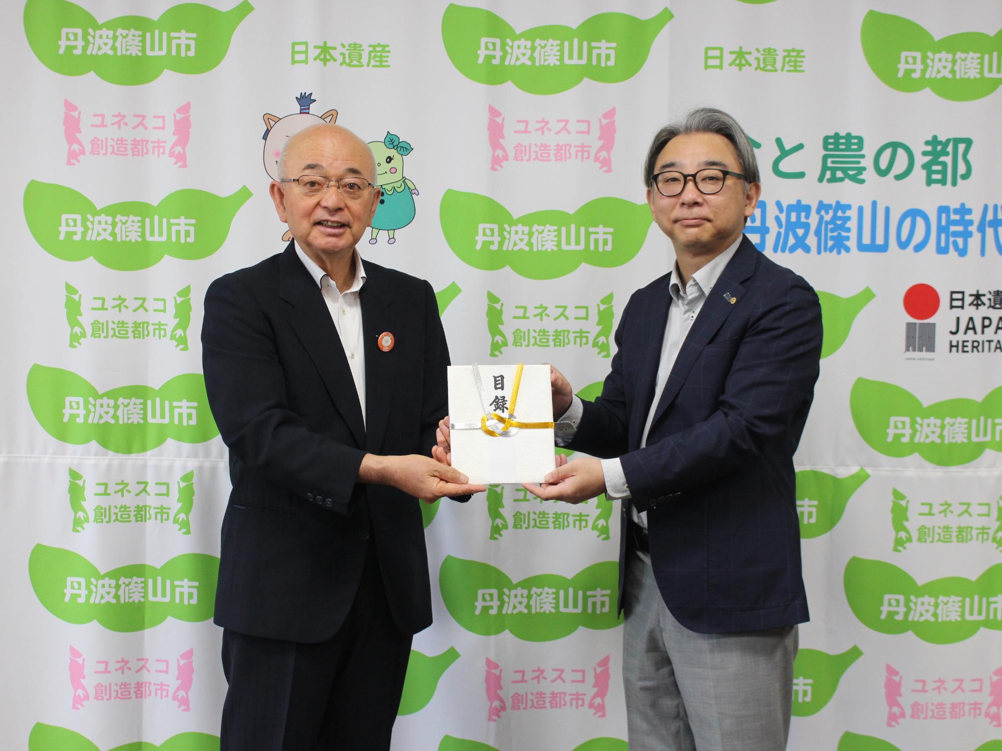 株式会社大市住宅産業様と創業者大前裕様からのご寄附の様子