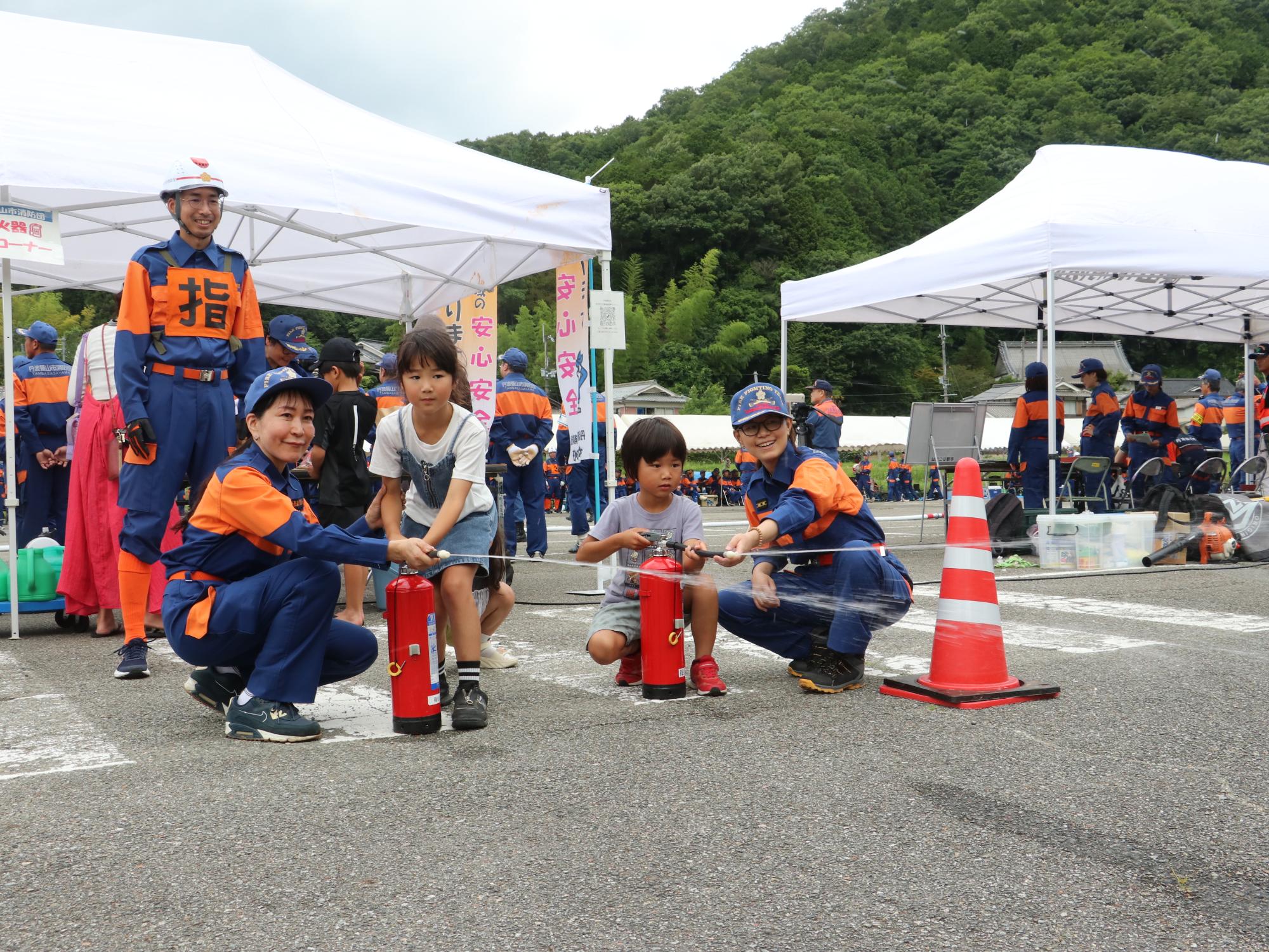 水消火器体験コーナーの様子