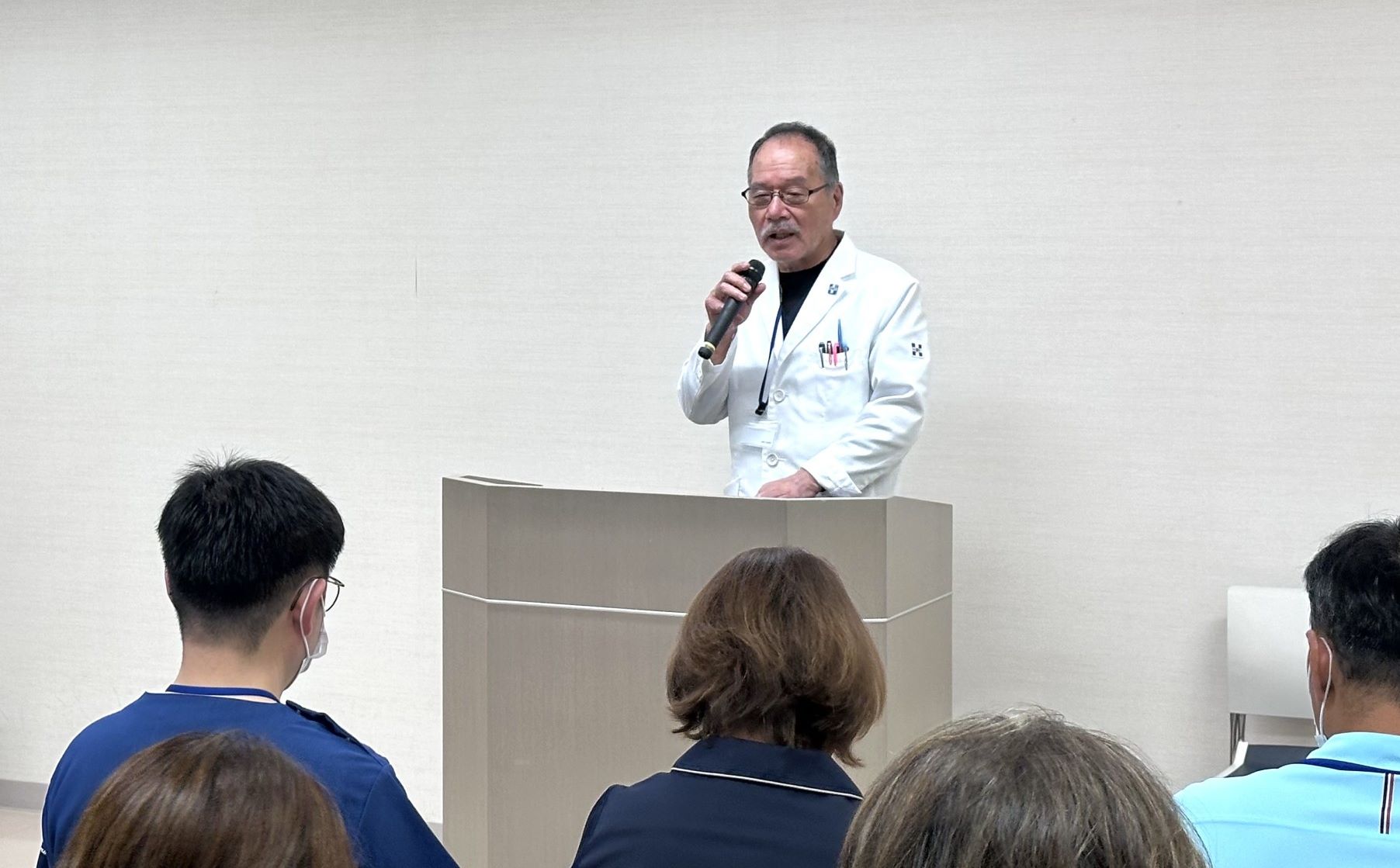 あいさつする井手通雄院長