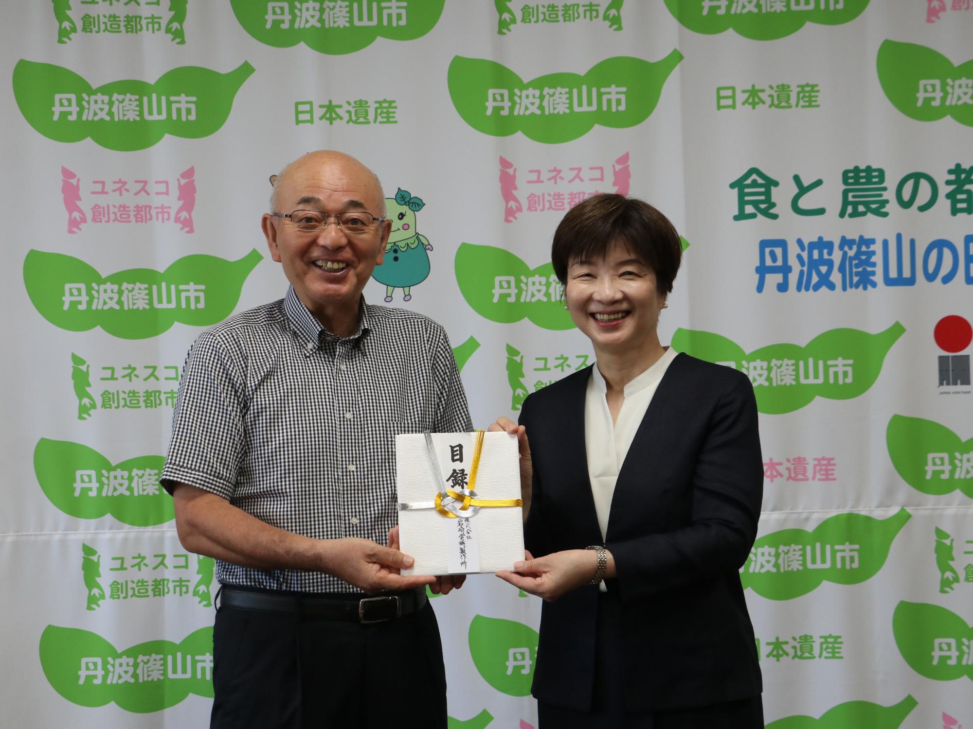 岩崎電機製作所　ご寄付の様子