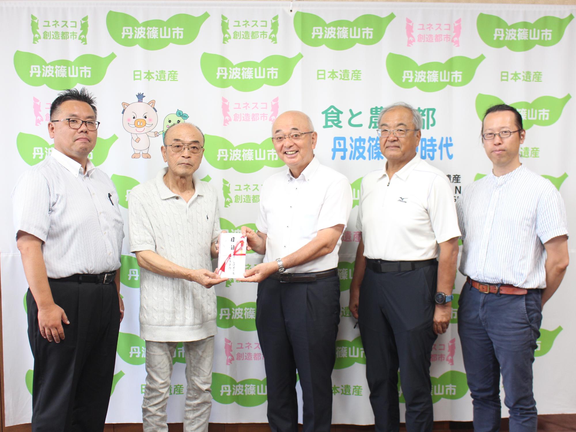 兵庫県建築士会 旧柏原支部ご寄付の様子