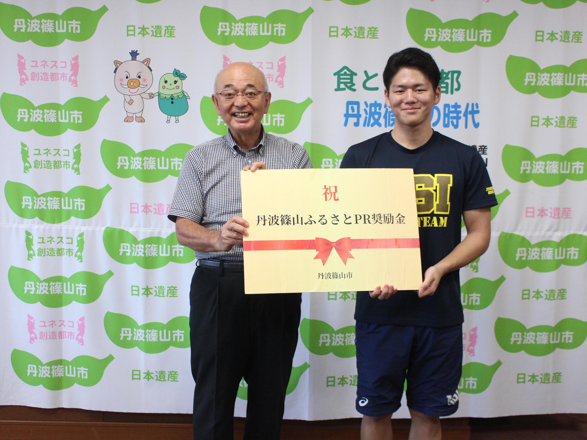 山本選手の表敬訪問の様子