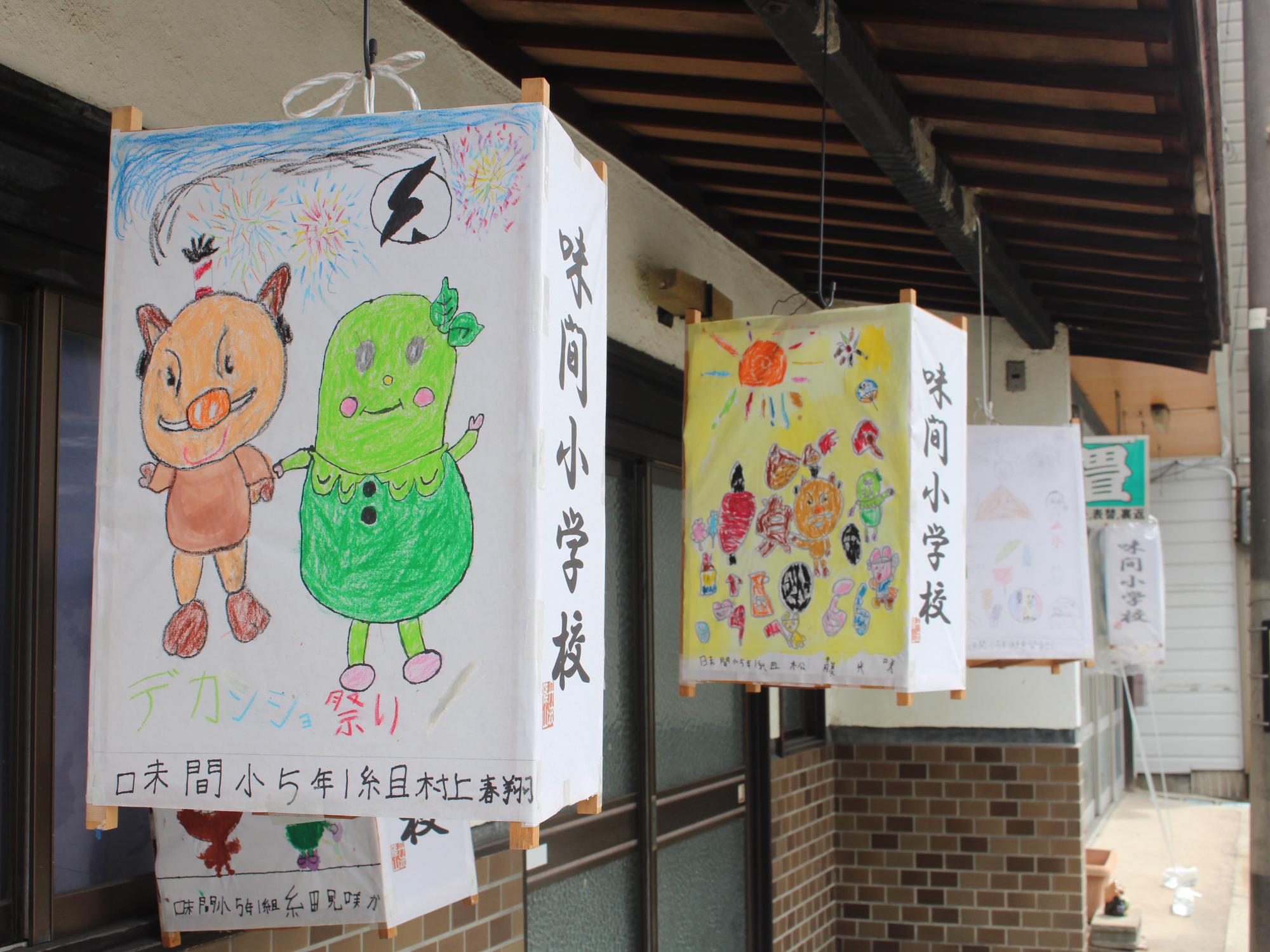 市街地に飾られたあんどん
