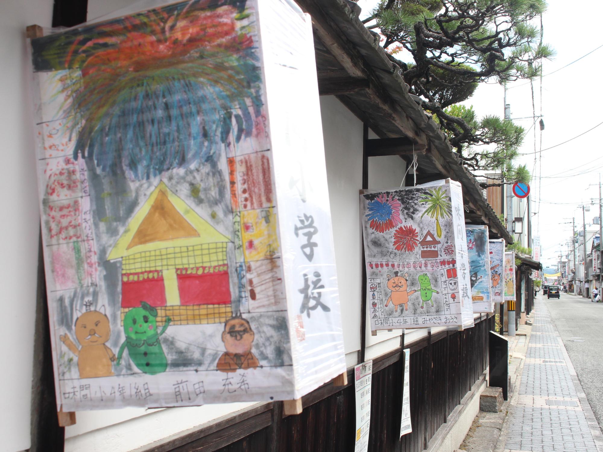 市街地に飾られたあんどん