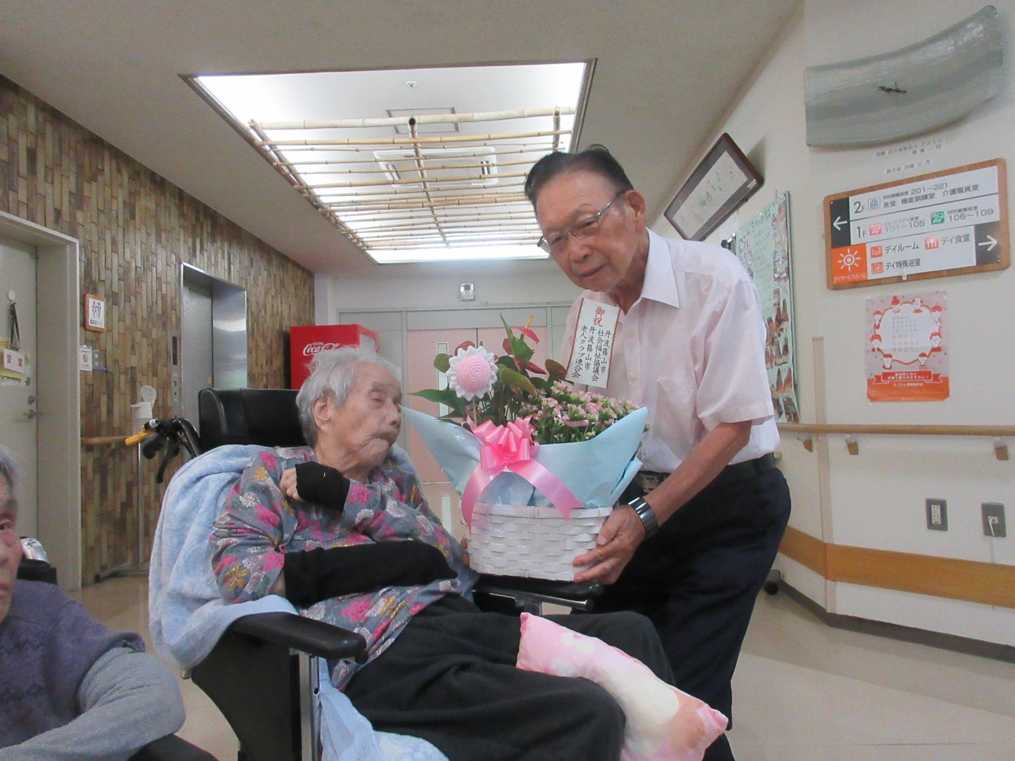 鴻谷逸子さん
