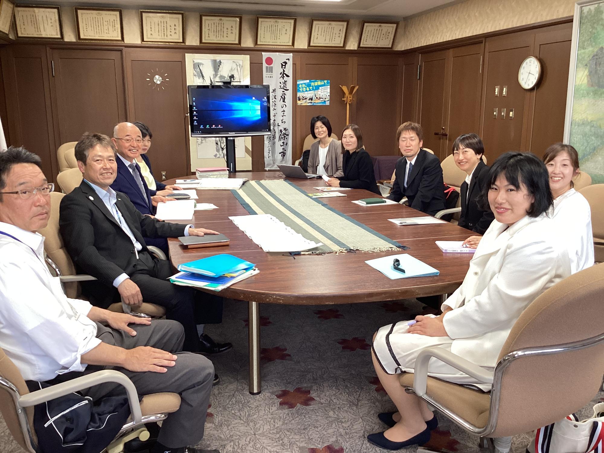 市長と職員、城東小学校保護者の皆さん