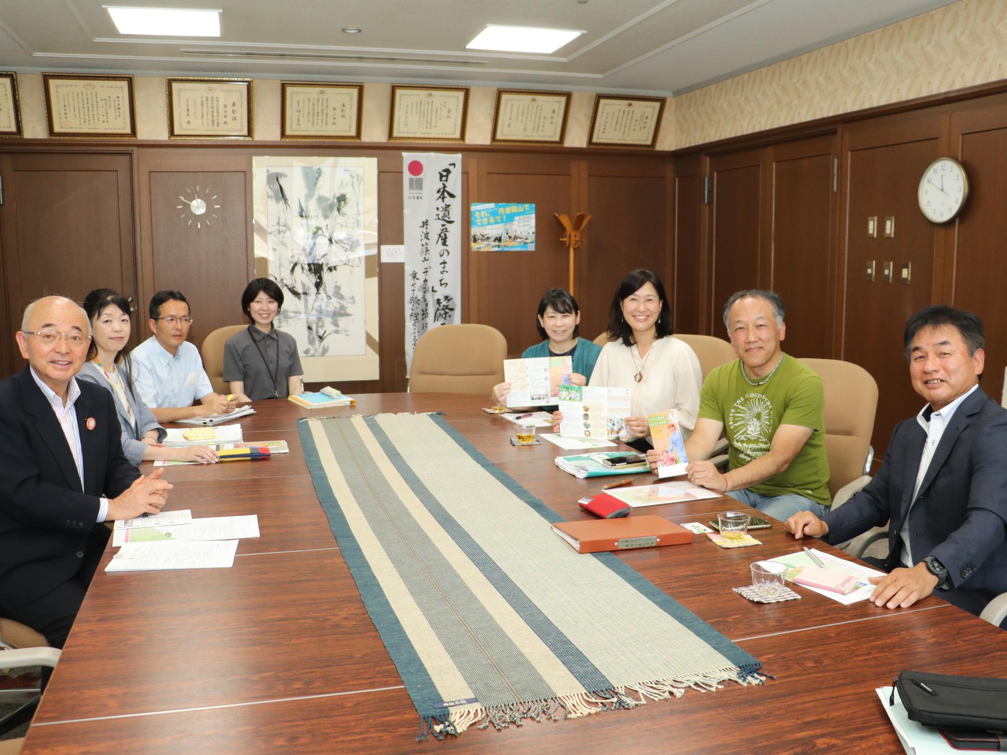 スマイルポケットの4名と市長、職員