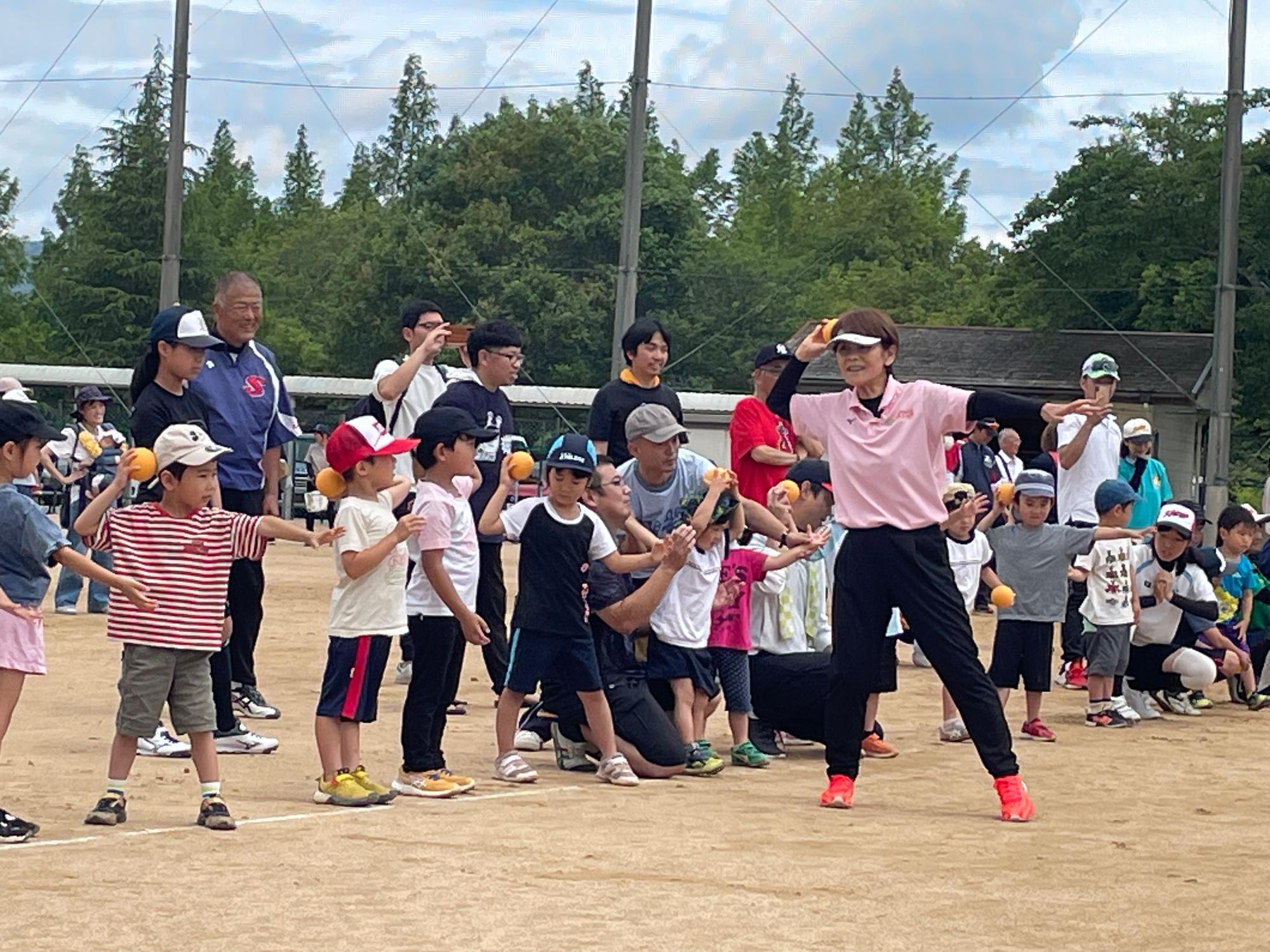 投げ方を教える宇津木さん