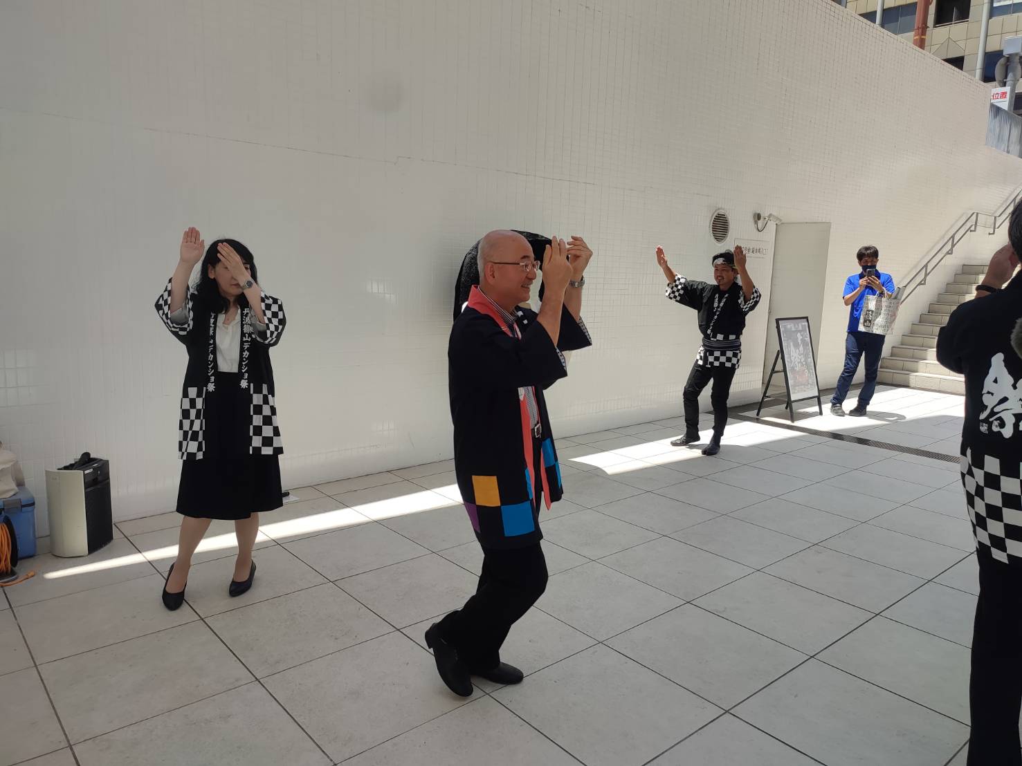 デカンショを踊る市長や参加者の皆さん