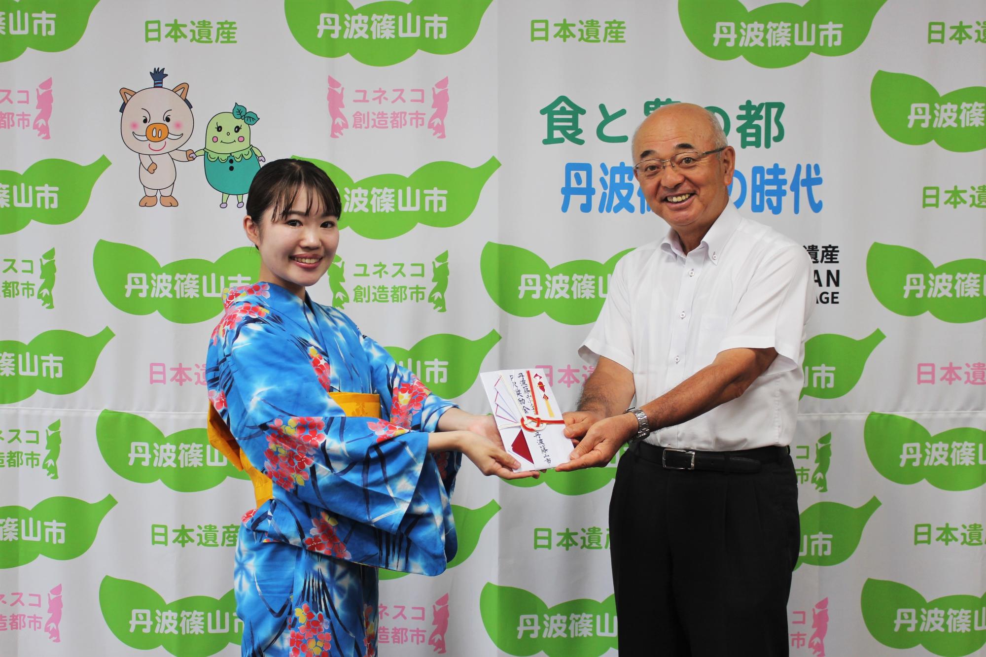 市長と小林真弓さん