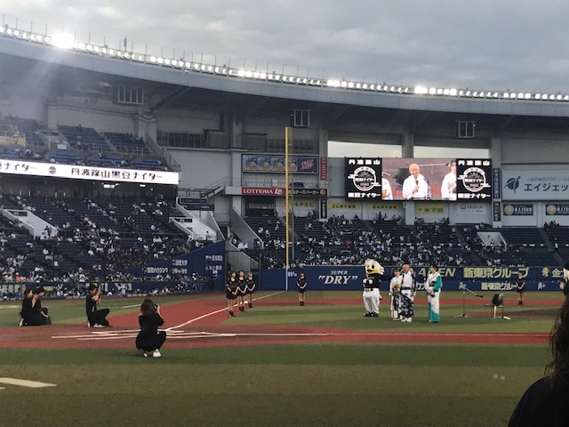 市長や観光大使のあいさつ 球場の様子