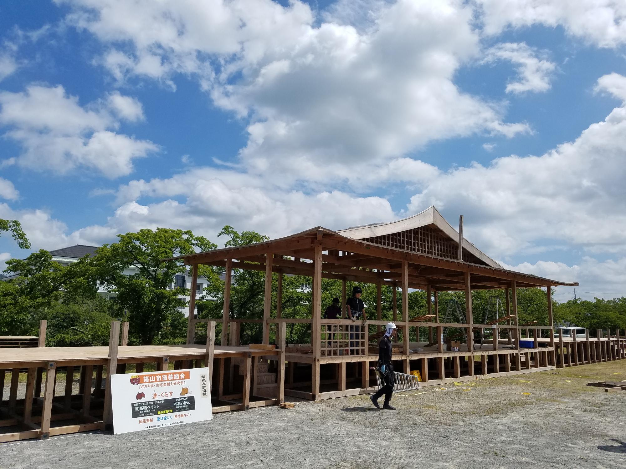 デカンショ祭りの舞台設置中