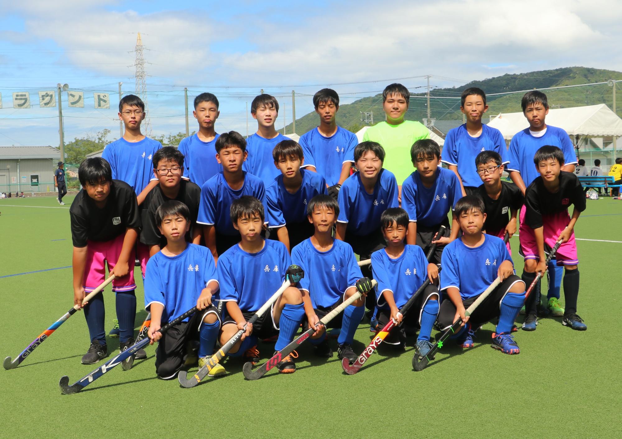 ホッケー部の皆さん、コートでの集合写真