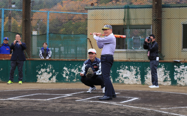 バッターボックスで構える市長