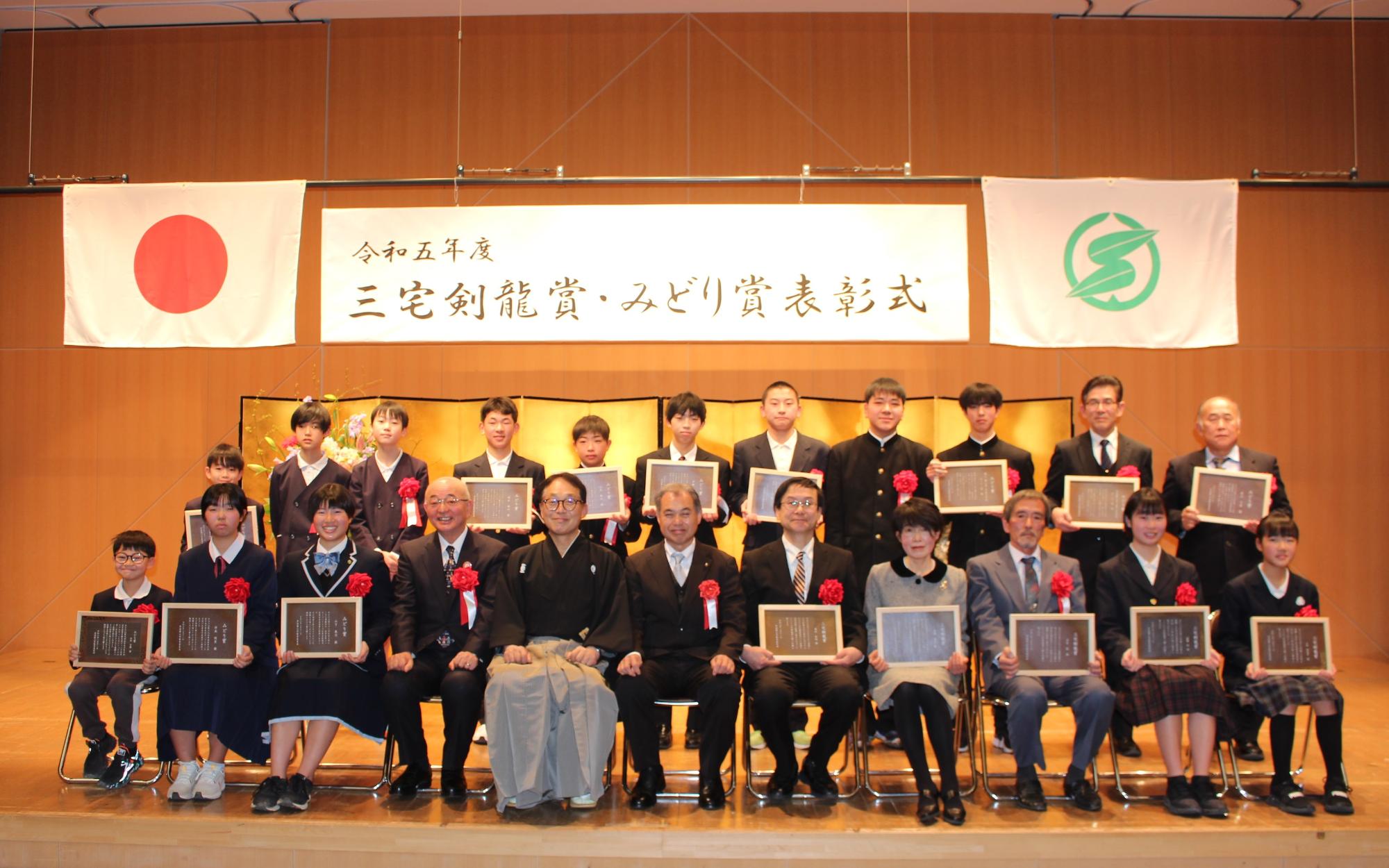 受賞者の皆さんとの集合写真