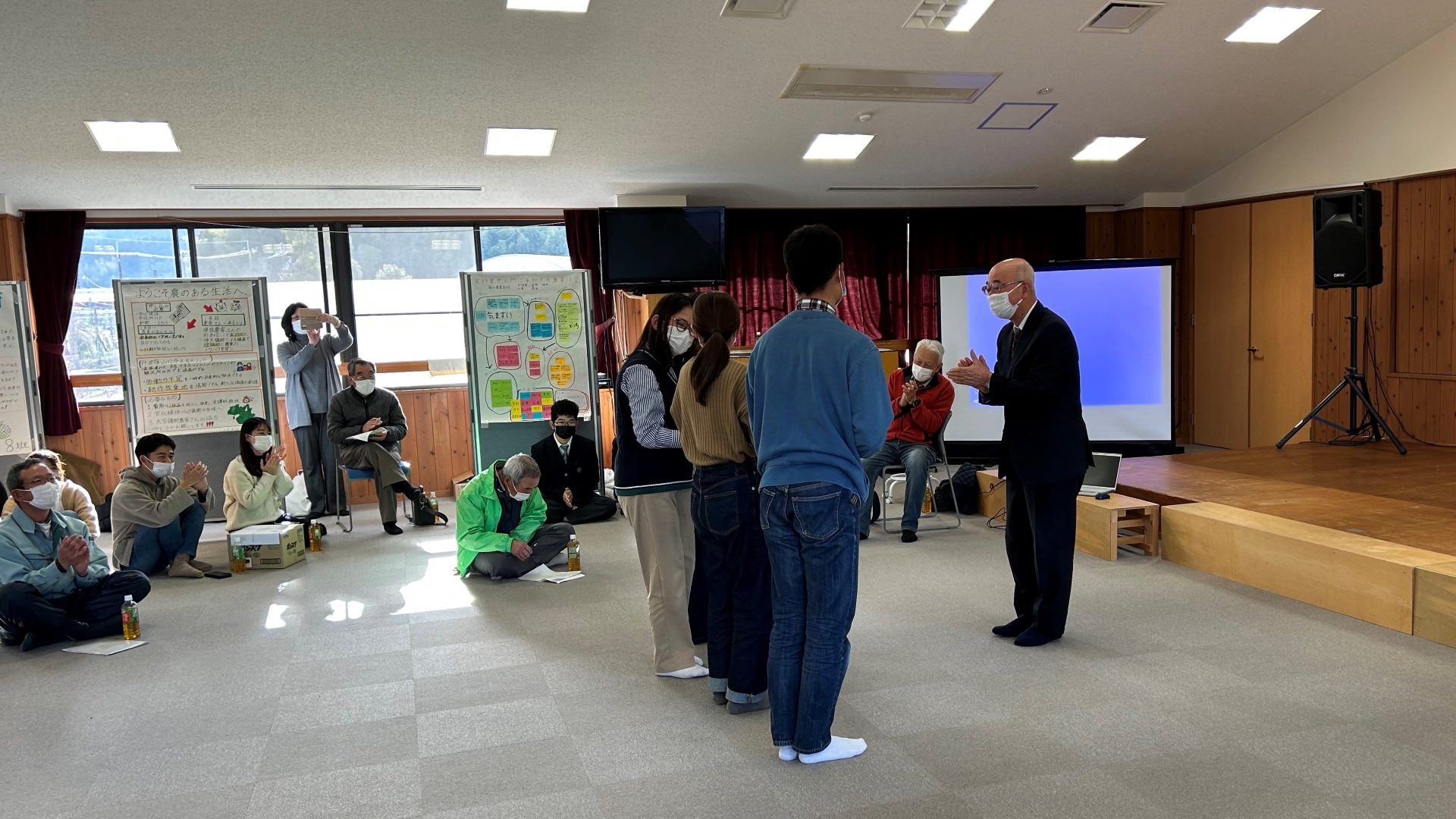 市長が、学生たちに市長賞を交付されている