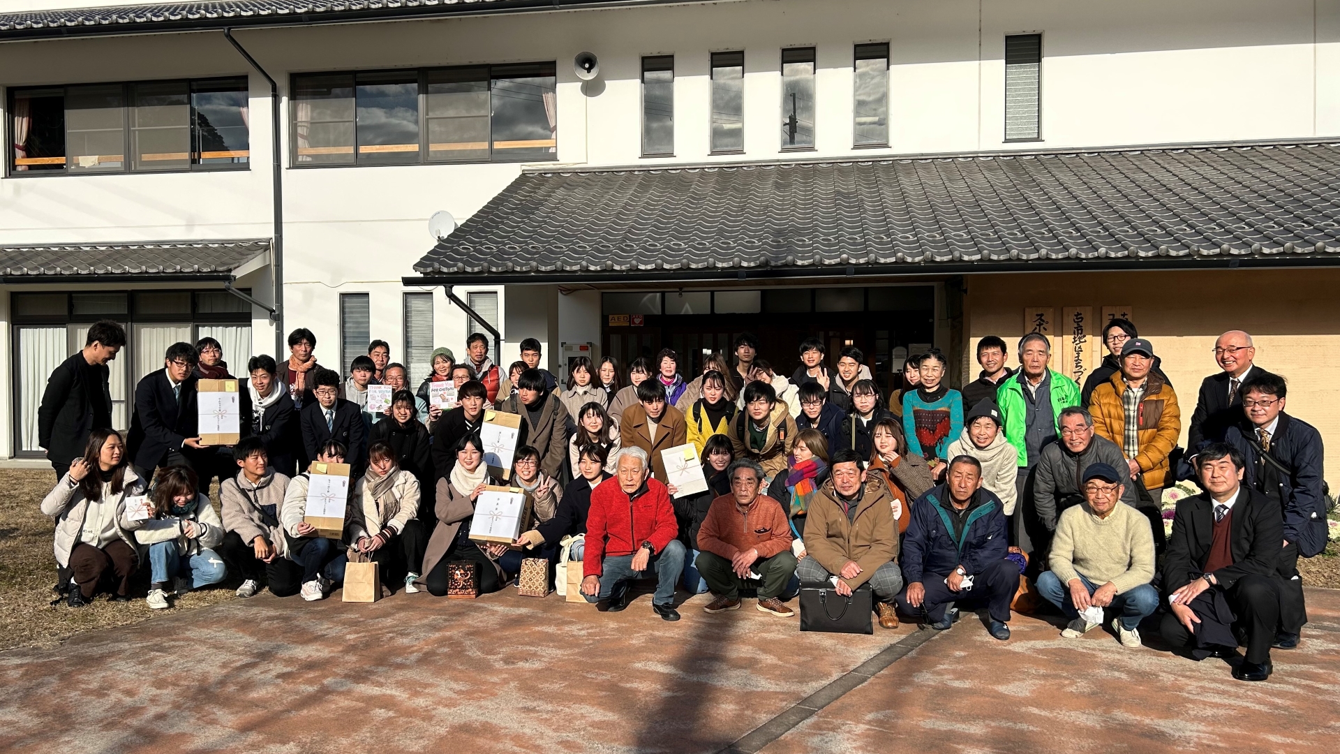 施設前で記念撮影