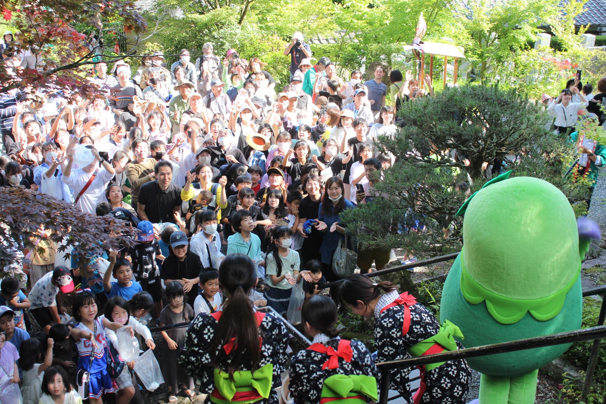 茶まつり たくさんの人 まめりん