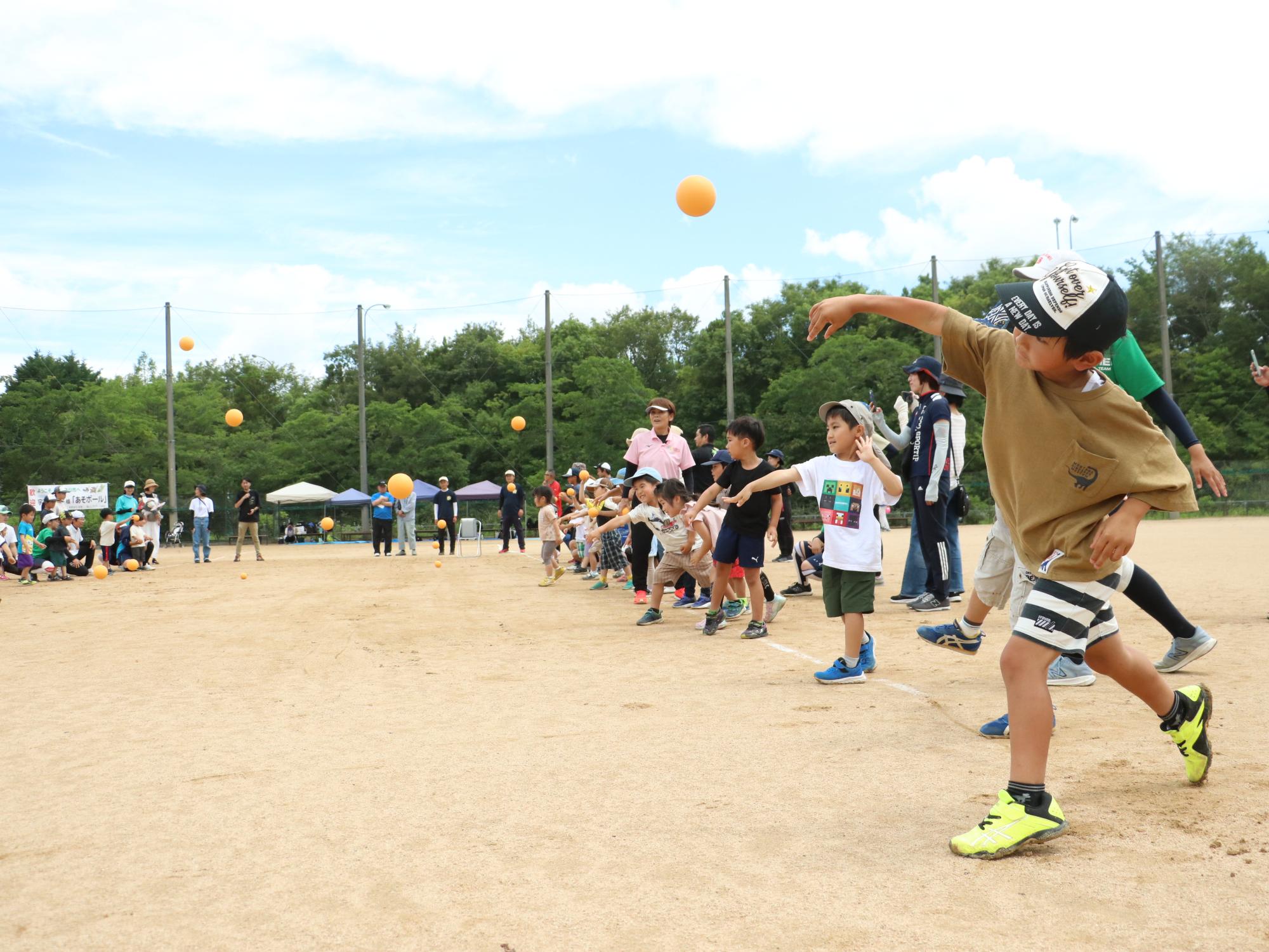 ボールを投げる子どもたち