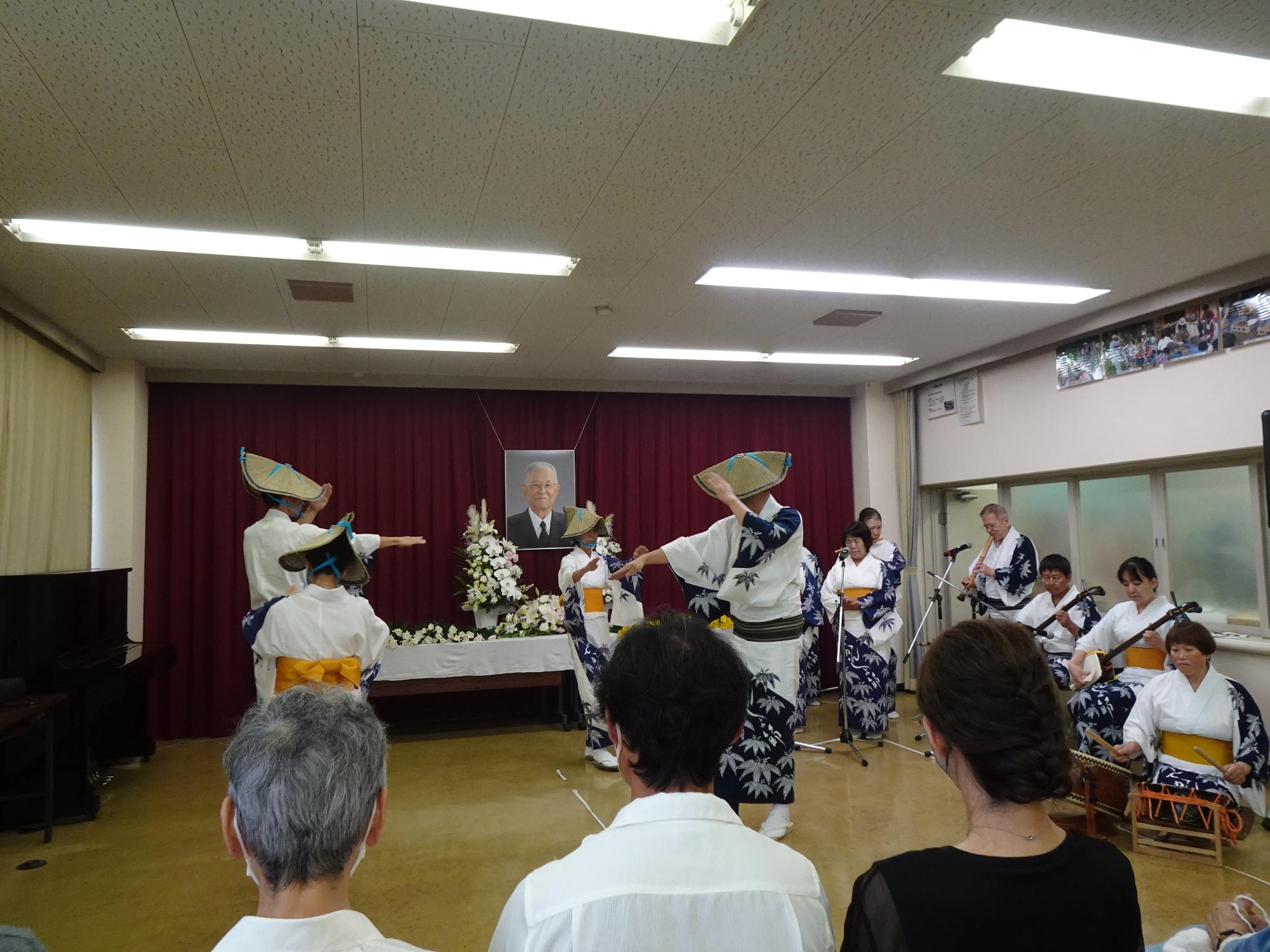 偲ぶ会 踊りや楽器の演奏