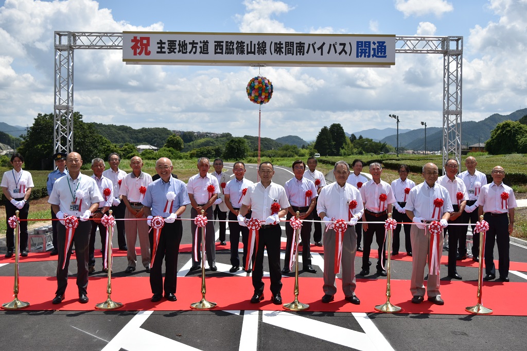 テープカットの様子