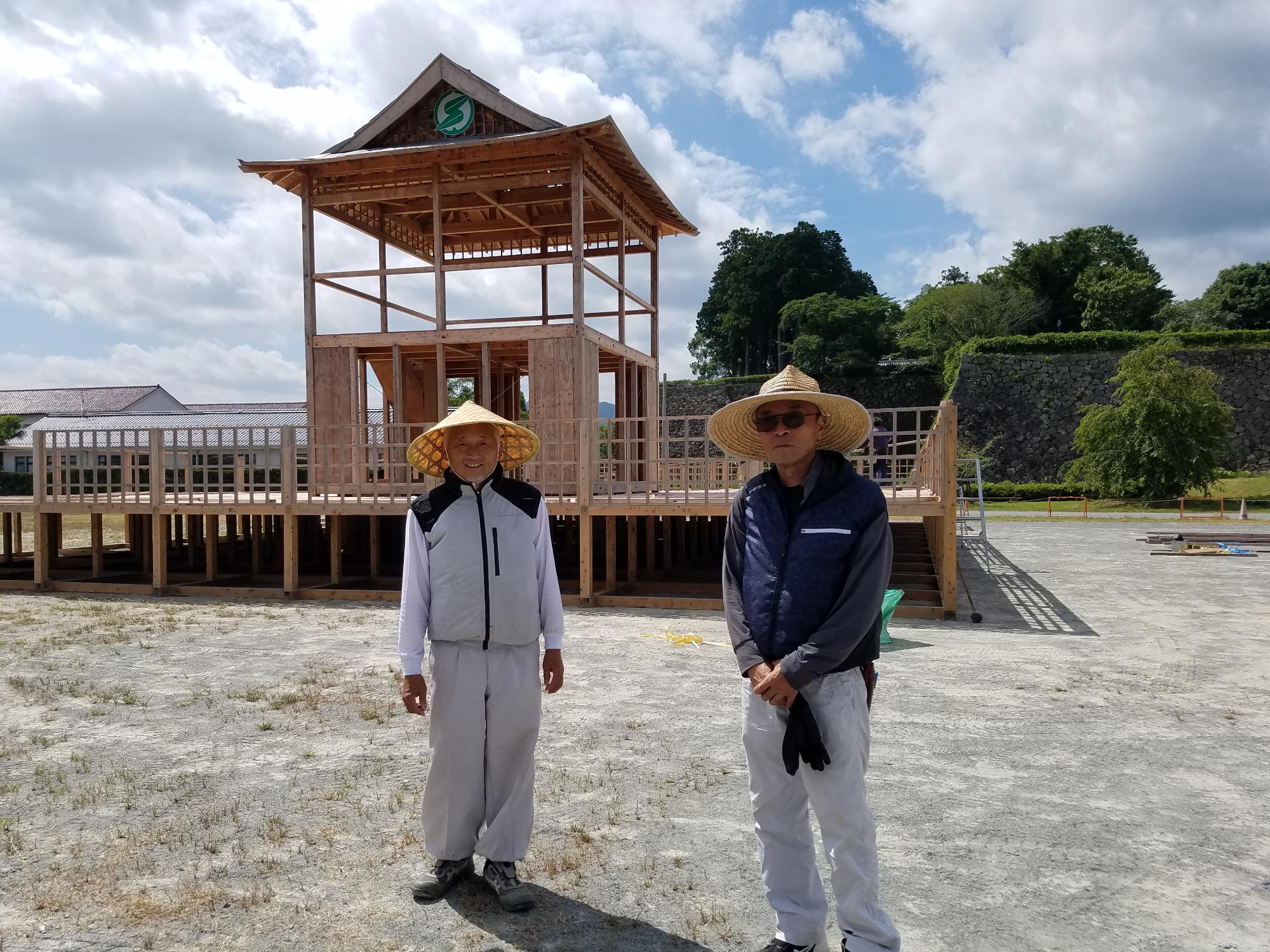 完成したヤグラをバックに大西さんと森田さん