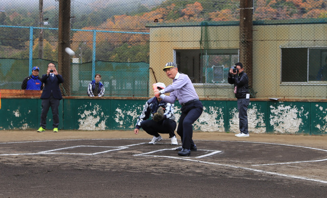 バントの構えが間に合っていない市長