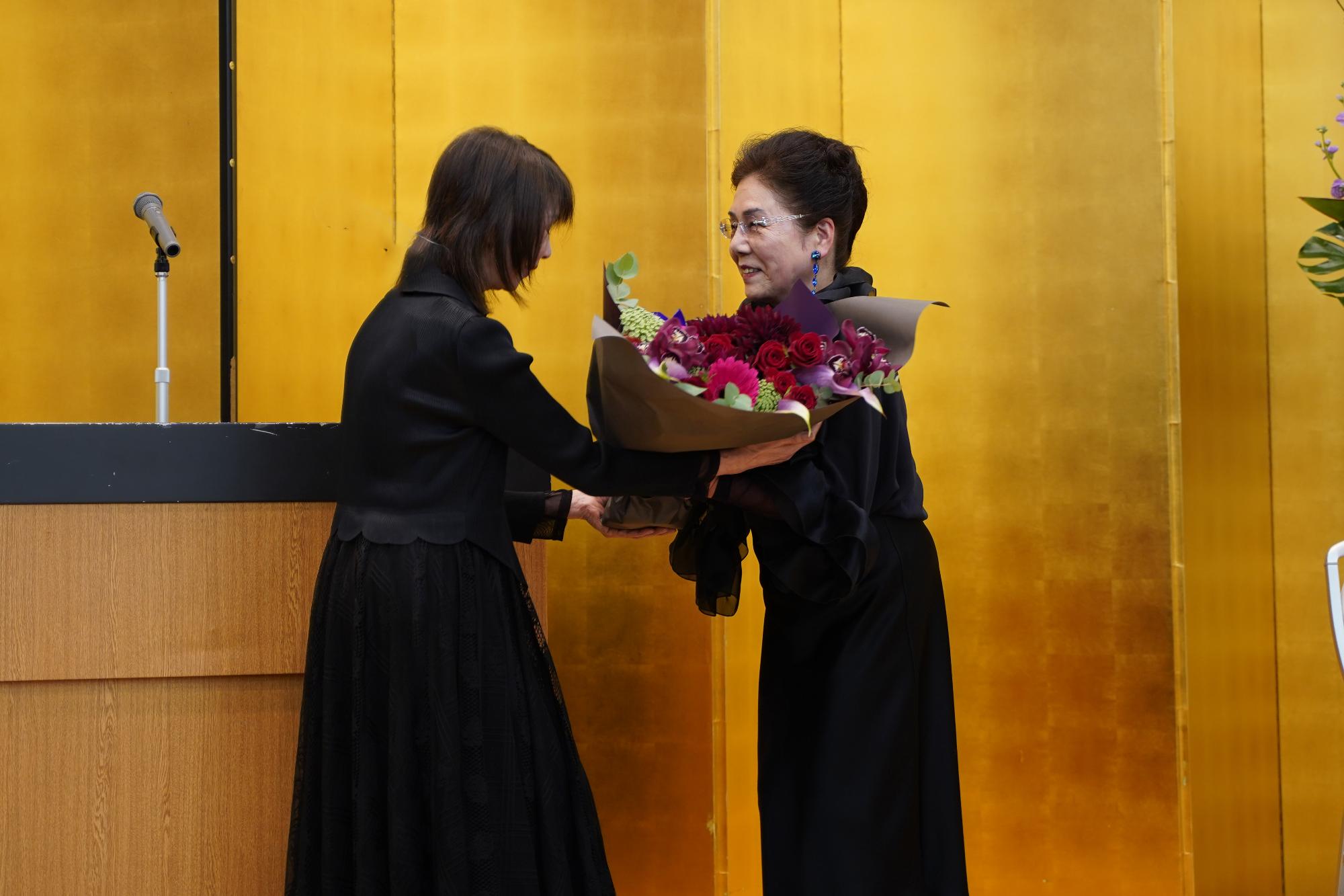 花束を受け取る首藤さん