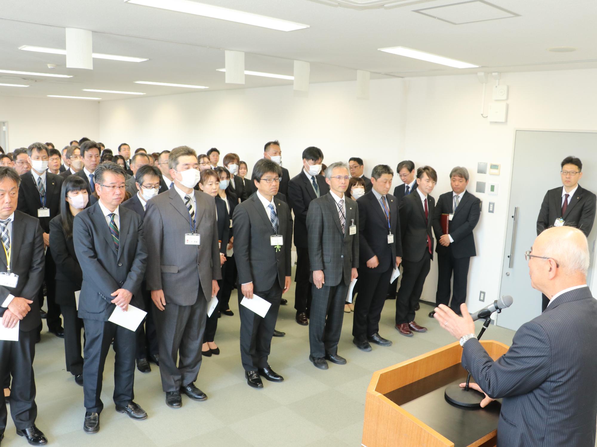 管理職員らの辞令交付の様子