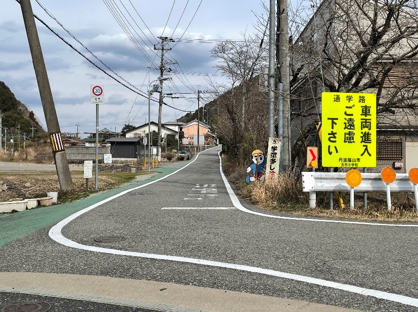 路側帯のカラー舗装・通学路通行抑止の看板