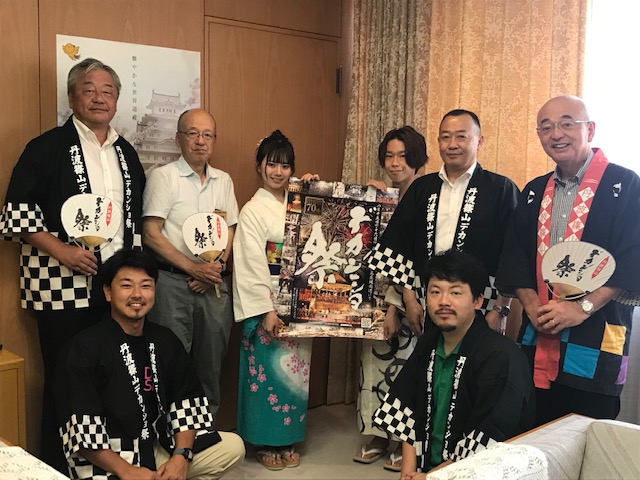 市長、商工会長、商工会青年部の皆さん、観光大使のお二人