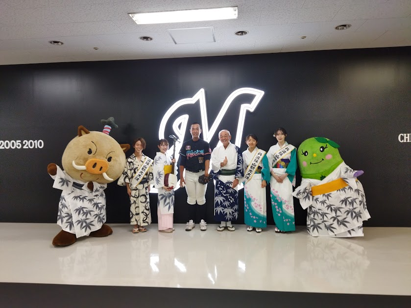 市長、大久保颯天くん、小林真弓さん、観光大使の3人、まるいの、まめりん